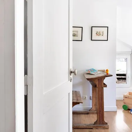 Plum Guide - By The Books Apartment *